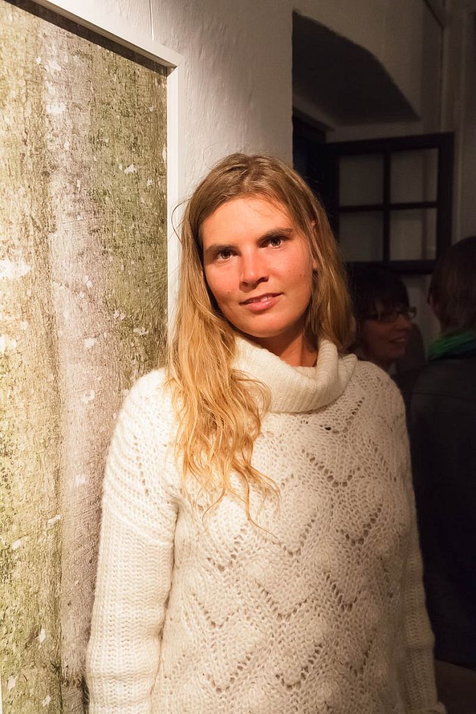 Lena Casper hatte mich für TV Blockhaus interviewt. Hier steht sie neben dem Bild "Stamm 2".